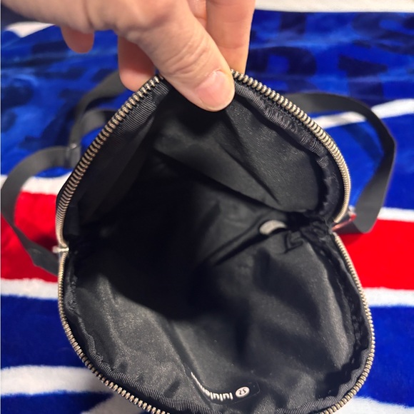 lululemon athletica women’s 2L Black Crossbody Sling Bag - Picture 5 of 7